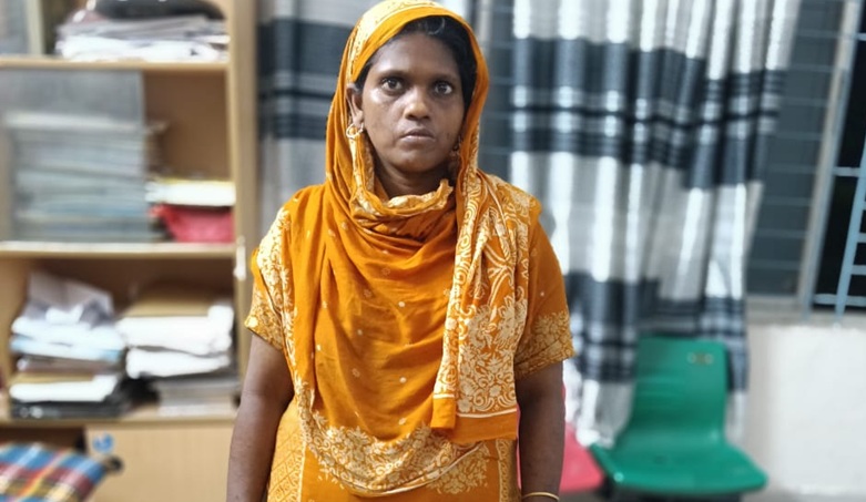 চাঁপাইনবাবগঞ্জে পুলিশ ডেকে প্রতিবেশীকে আটকের দাবিতে আত্মহত্যার চেষ্টা,গৃহবধু গ্রেপ্তার